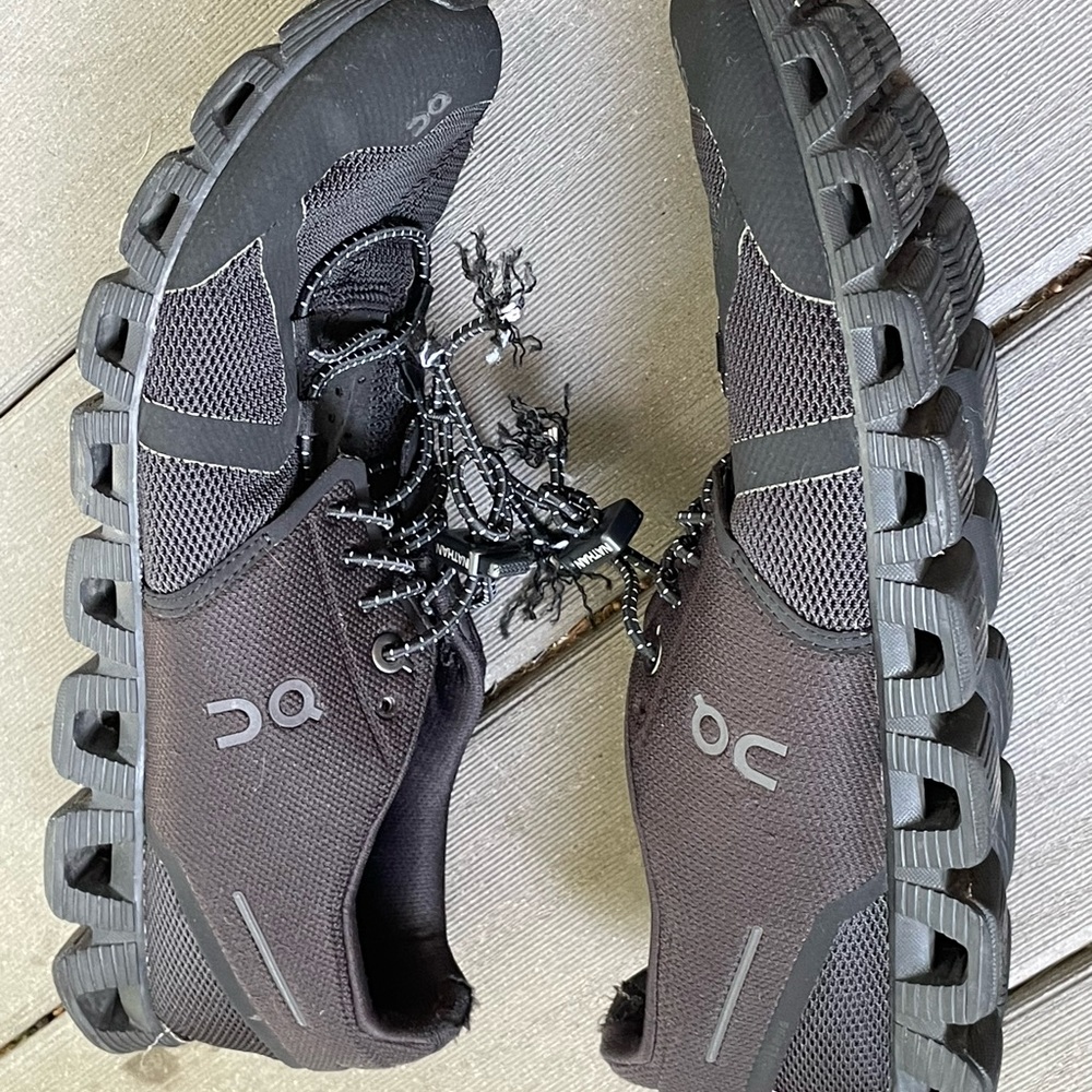 OnCloud sneakers black size 10 woman